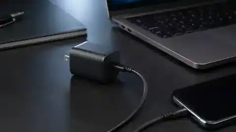 Illustrazione di un caricatore USB-C con watt, porte e cavo evidenziati