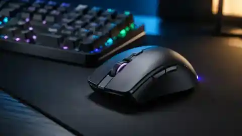 Illustrazione di un mouse con enfasi su forma, peso e sensore