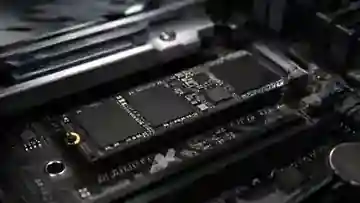 Illustrazione di un SSD NVMe con confronto tra benchmark e uso reale