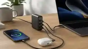 Caricatore USB-C multiporta che alimenta più dispositivi contemporaneamente
