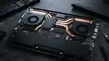 Interno di un notebook gaming con ventole e heatpipe del sistema di raffreddamento